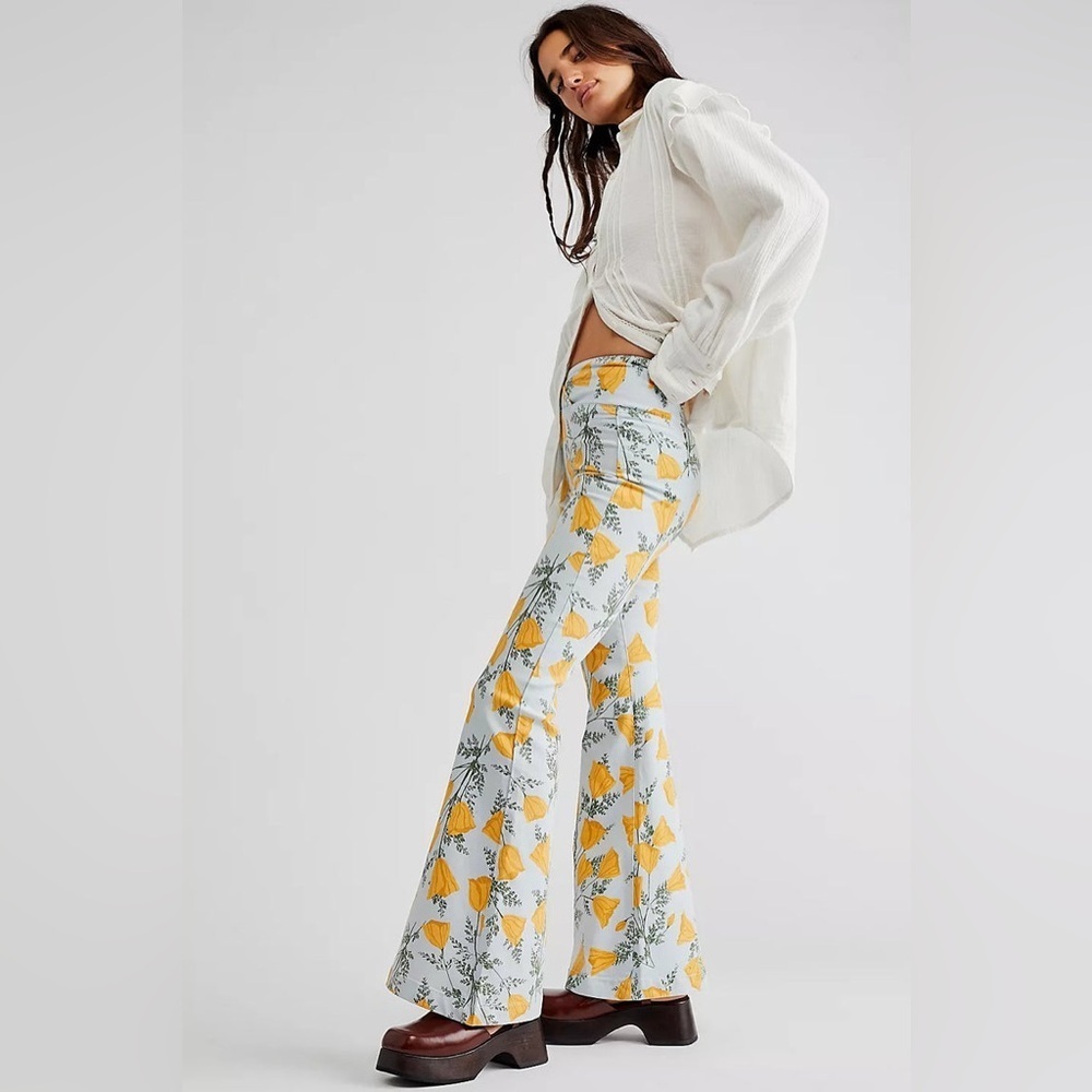 Free People Venice Beach Printed Flare Jeans in Sky Combo Cali Poppies. Size 31 - Picture 3 of 13